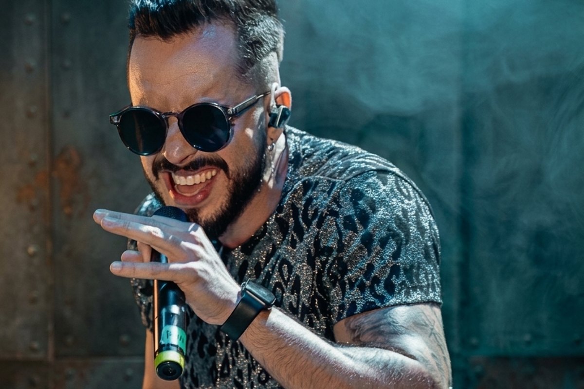 Formação reduzida com violão e percussão em show de Ronie Suárez.