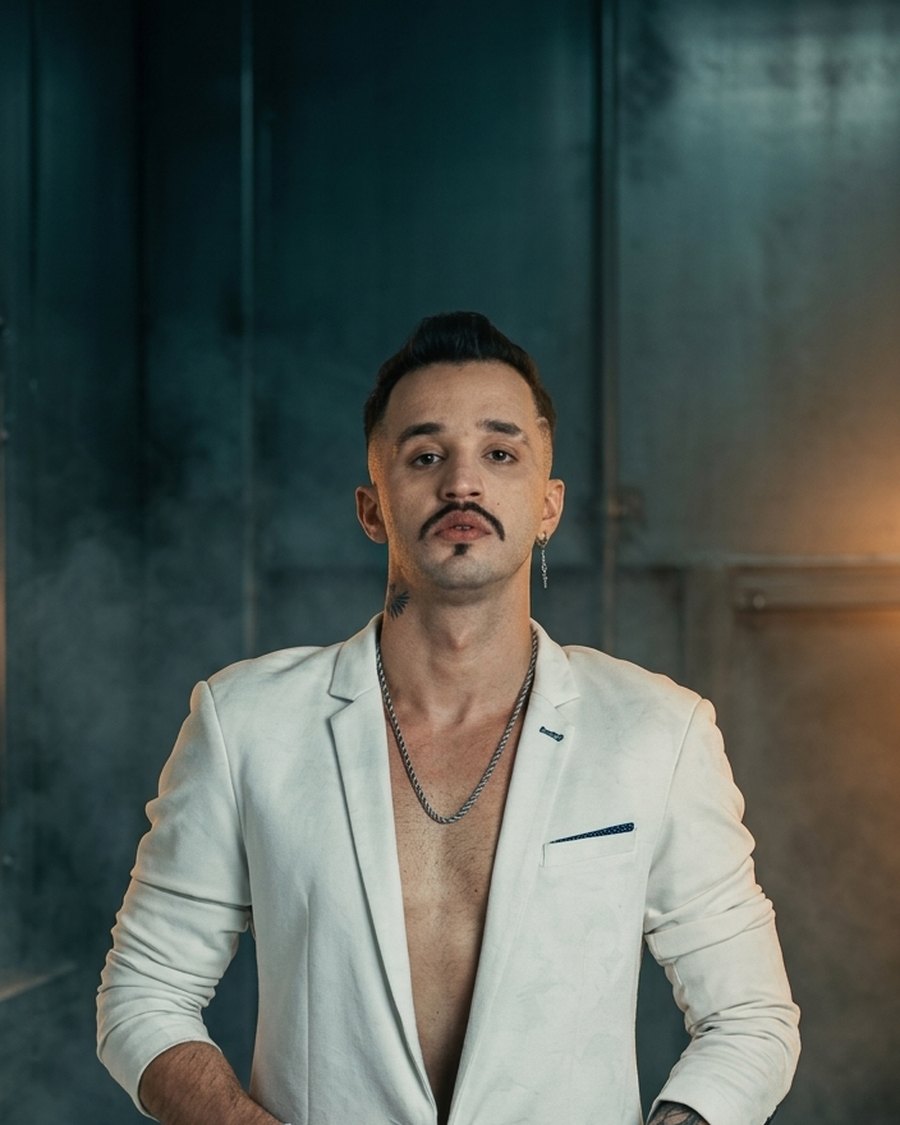 Retrato de Ronie Suárez em estúdio, com iluminação suave.
